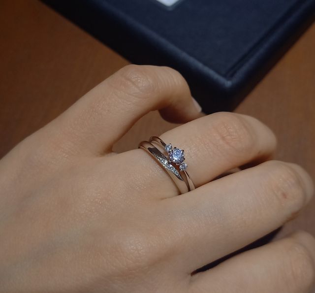 婚約指輪トレウェヌスと、結婚指輪フローラを重ね付けしています