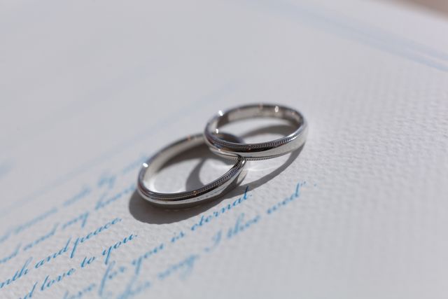 繊細な点が打たれた細身のデザインです