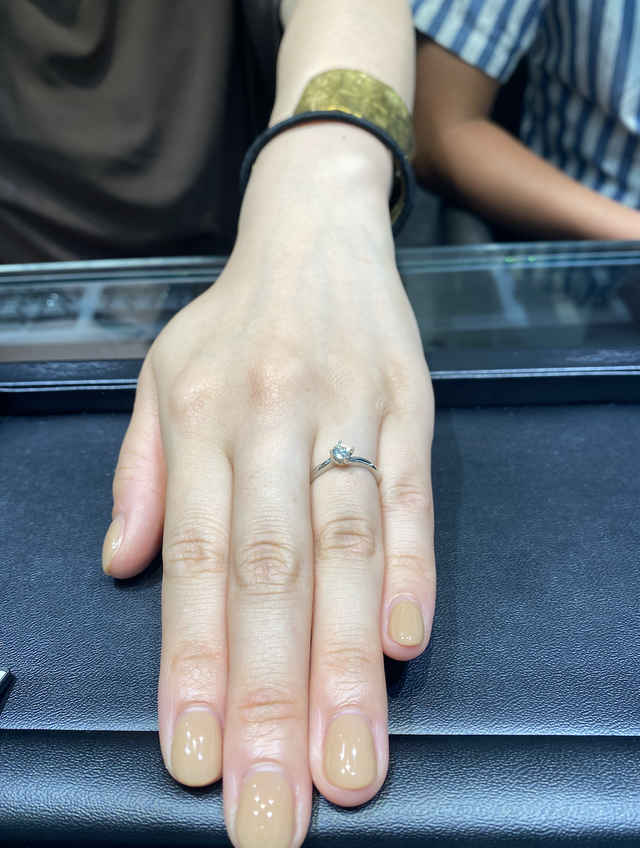 婚約指輪のみ付けている場合でも、キラキラしていました。