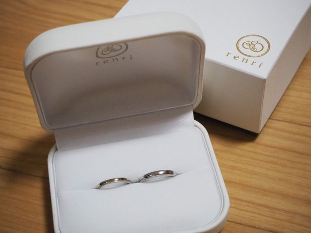 プラチナとホワイトゴールドの片側ミルグレインデザイン