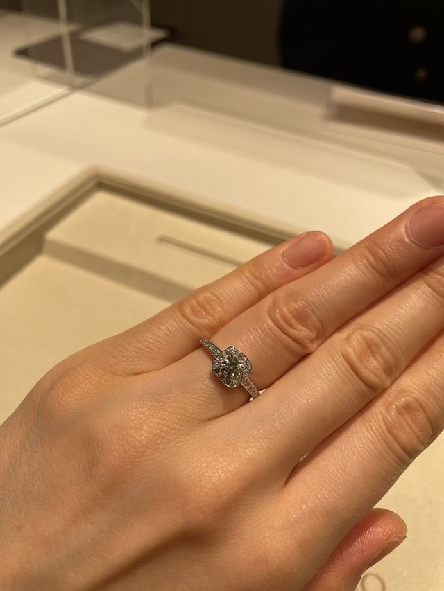 クッションカットのダイヤの周りにメレダイヤが付いています。