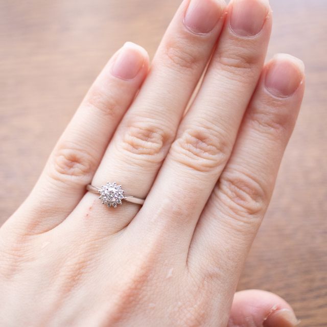 手指になじむ大きさのダイヤモンドでオーダーしました。