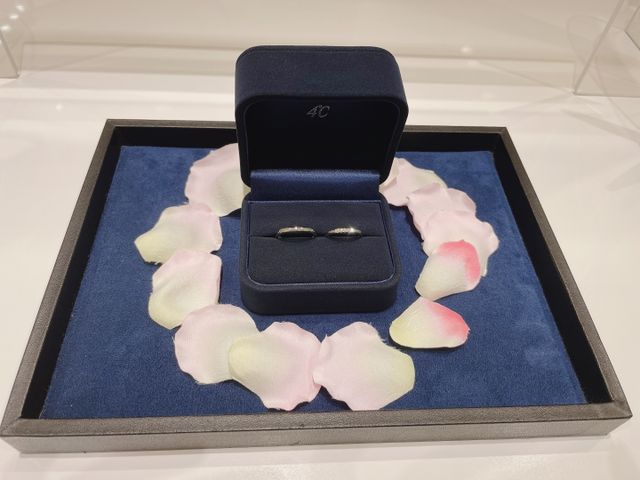 嫁側は小さな５つのダイヤが付いたデザインです。