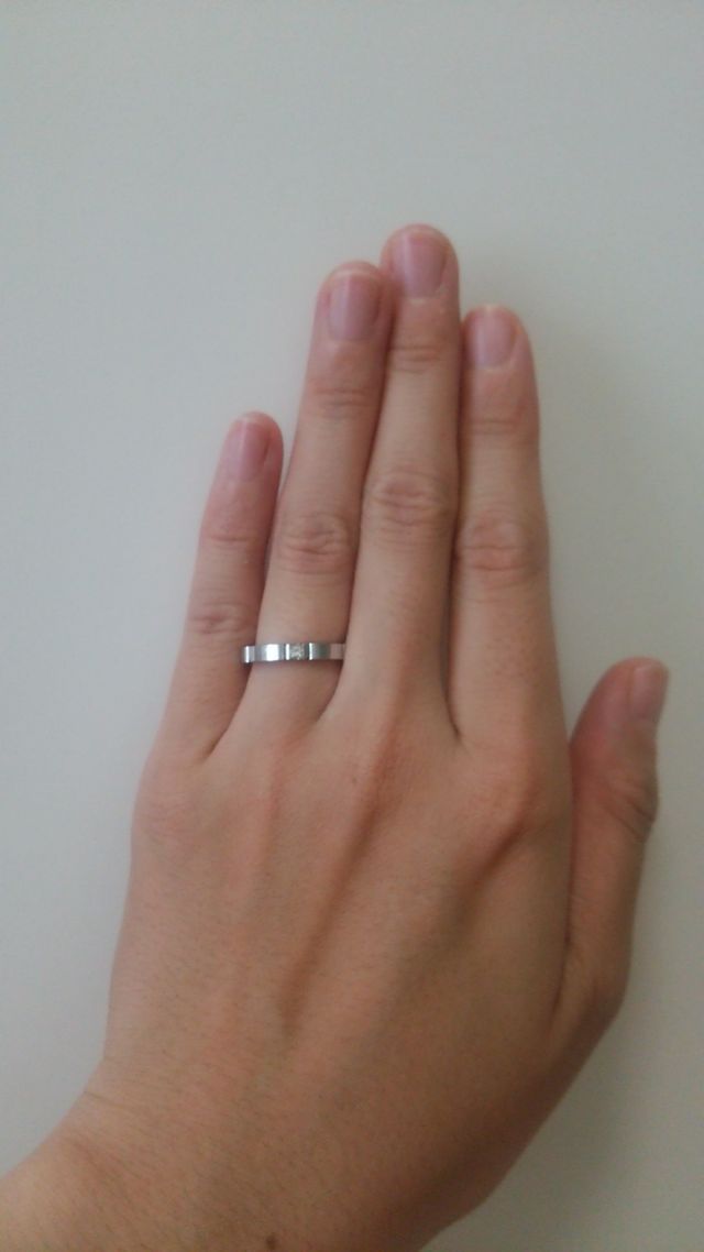 ダイヤも入っていながら、指を華奢に見せてくれる指輪です