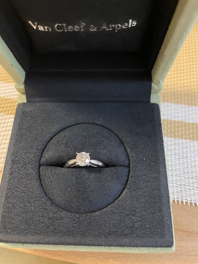 カーキーグリーンのボックスも上品