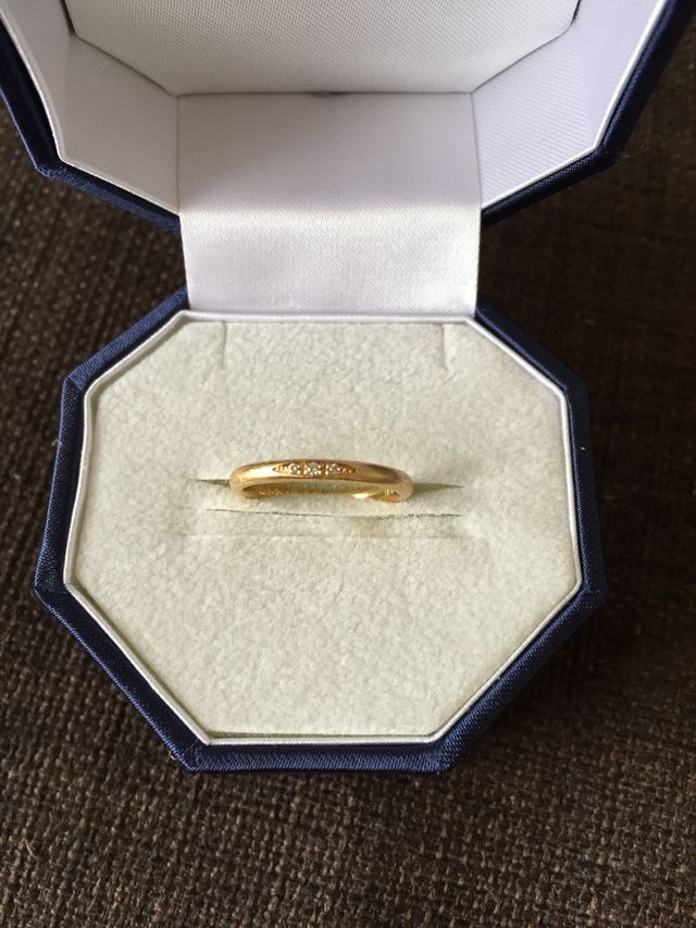 ゴールドで3つのダイヤを埋め込んだデザインです。