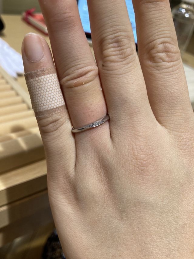 シンプルなデザインと、控えめなメレダイヤが可愛い指輪です。