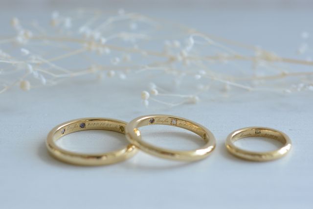 私たちのリングの内側にも
息子の誕生石とイニシャルを追加