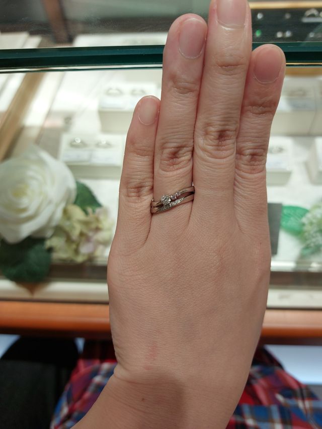 片側のみにピンクダイヤ