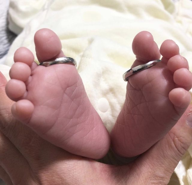 息子誕生であんよに指輪を