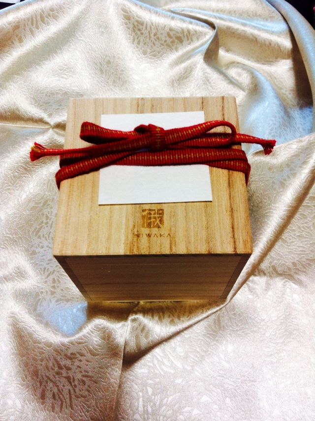指輪はもちろん、外箱もオシャレで木箱に入っています。