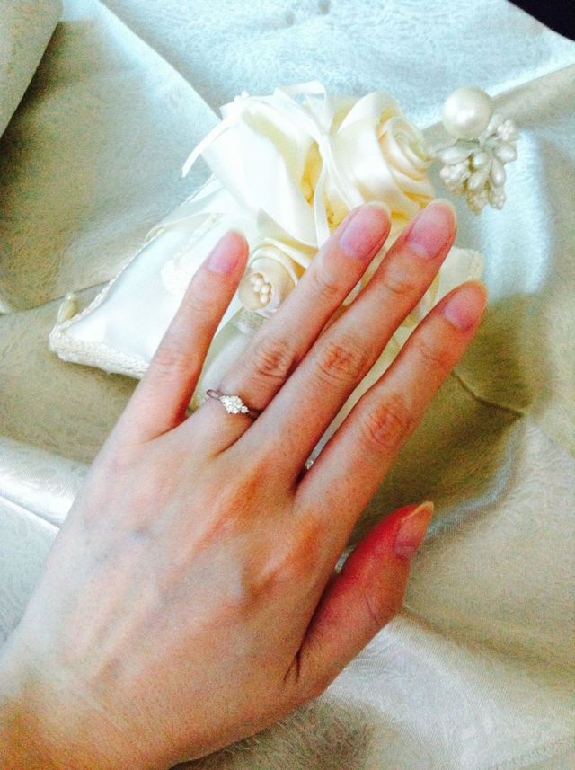 実際に指輪をはめてみると、指が細く見える印象。