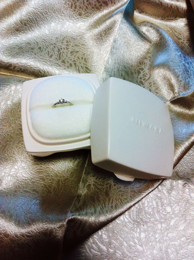 内箱は真っ白の陶器で、入っている指輪が映えます。