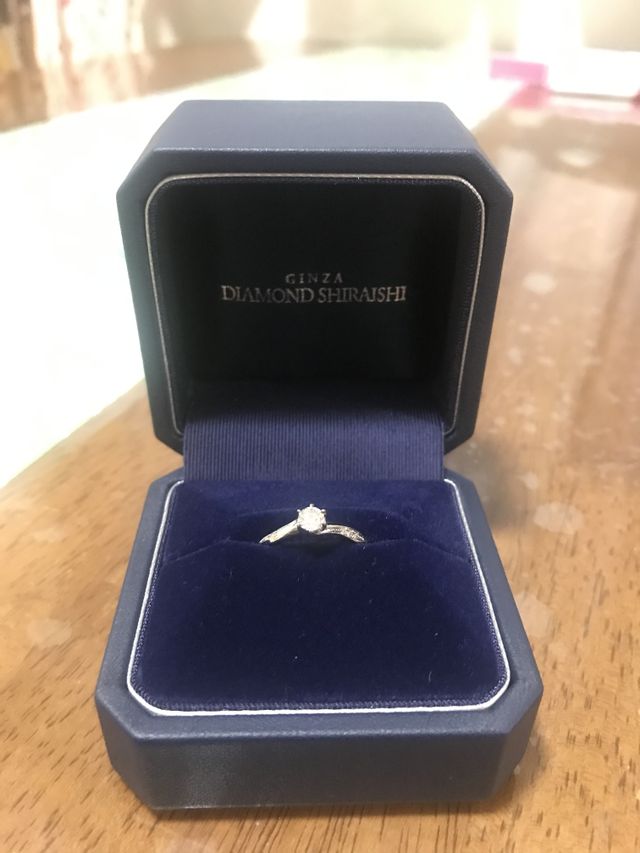 ウェーブリングにトップにメインとライン状に小さいダイヤモンド