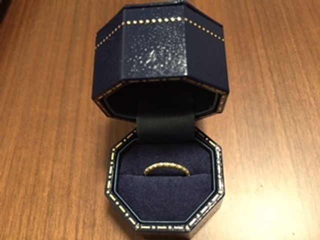 少しねじれたリングにフルエターナルのダイヤ！