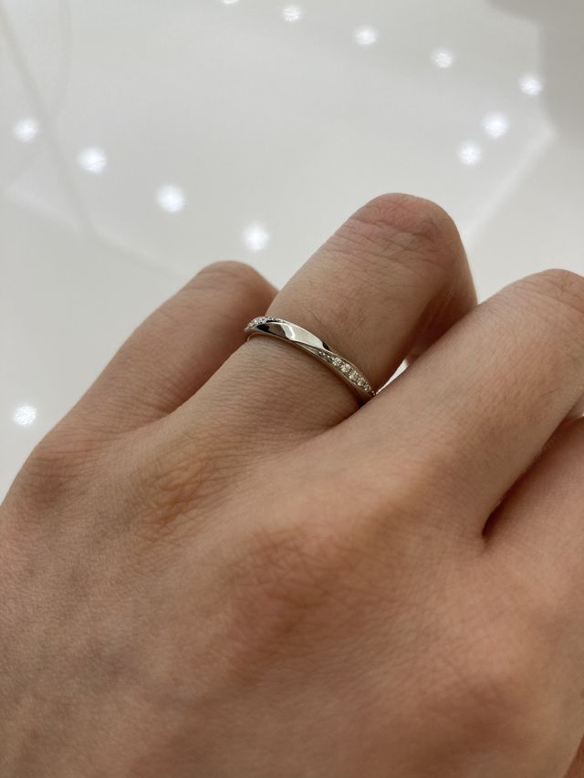 プラチナとダイヤが交互に見えるデザインです。