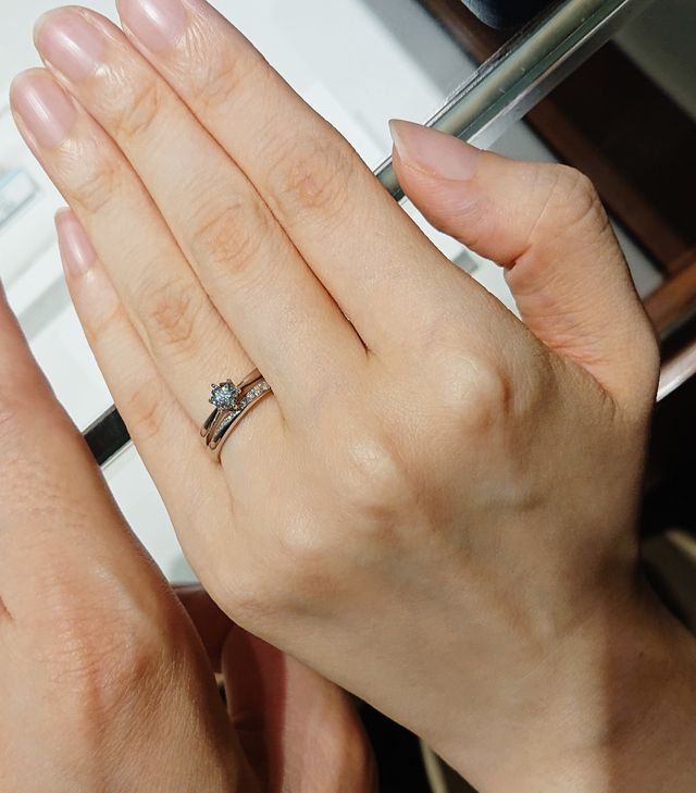 婚約指輪が細めなので結婚指輪も華奢なものを選びました。