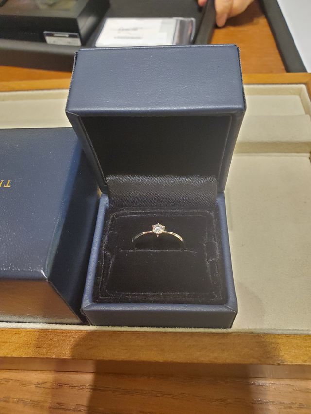 0.19カラットぐらいのちょうどよい大きさでした。