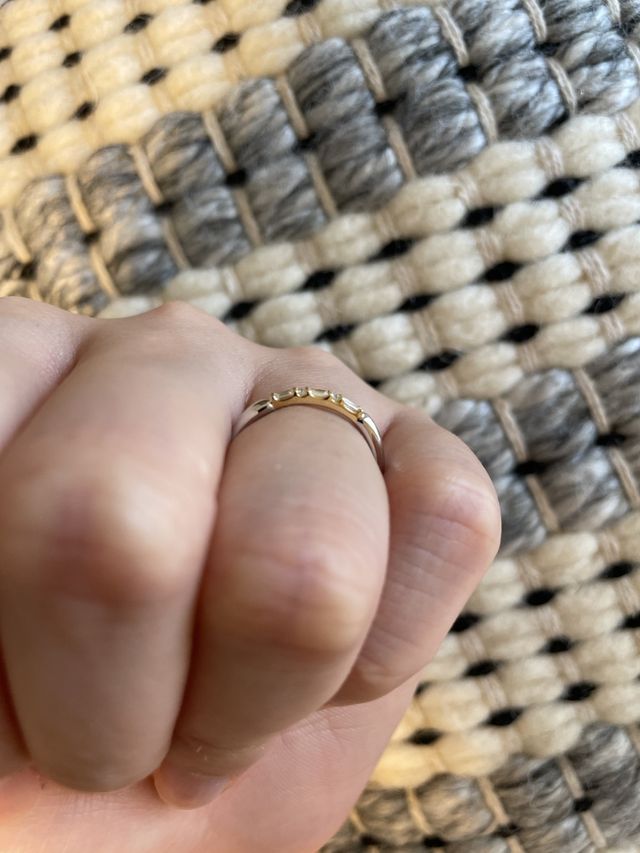 四角いダイヤと、丸いダイヤが交互についています。