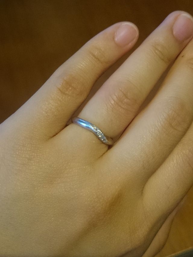 主人用はダイヤ無し、私用はカーブに沿って8粒程のダイヤ有り