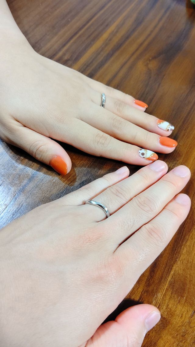 二人で指輪をつけてとった写真です。