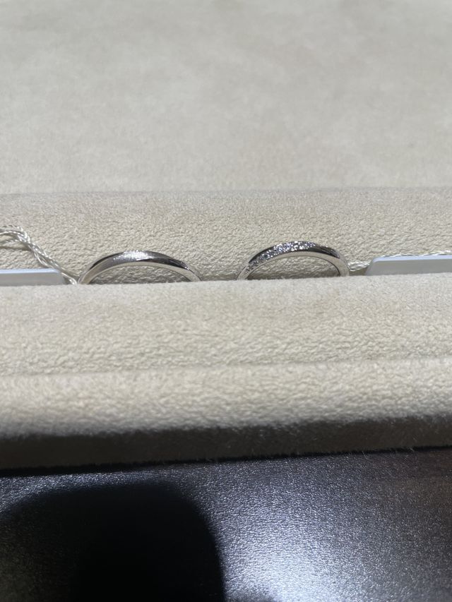 マット加工とダイヤが特徴的。