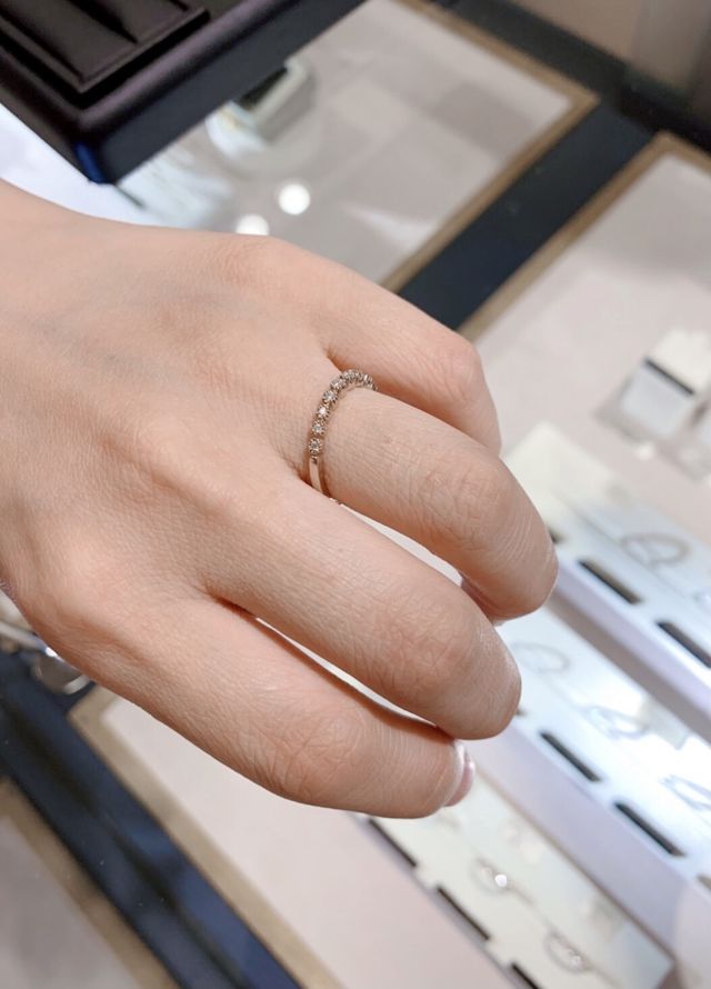 おもいとゆう名前の指輪です。ダイヤが小さな方のハーフタイプ