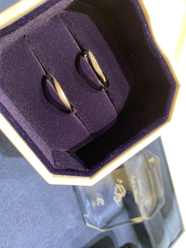 結婚指輪
男性用はツヤ消し加工あり