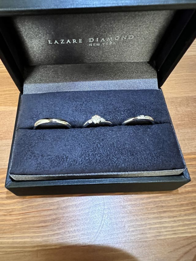 両端が結婚指輪
真ん中が婚約指輪