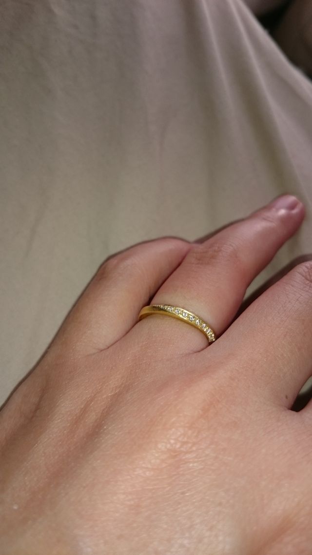 ゴールドでファッションセンスが光ります。