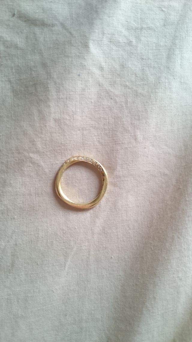 メビウスラインで、フルエタニティダイヤモンドです