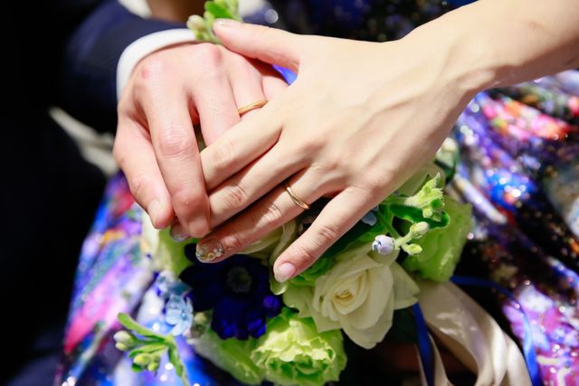 内側に私たちの名前とうまれてするこどもの誕生石をいれました。