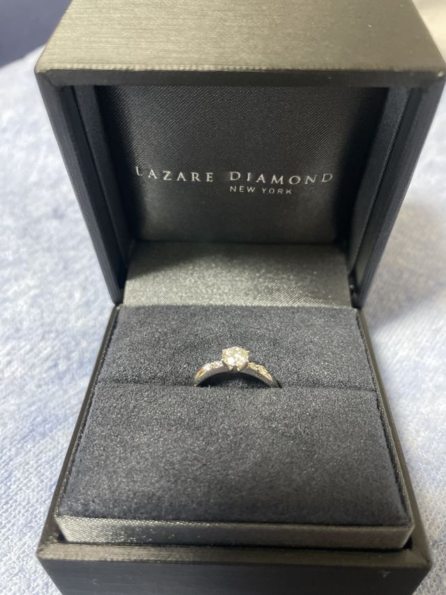 カットが良いので光に当たると非常にキレイに輝きます。