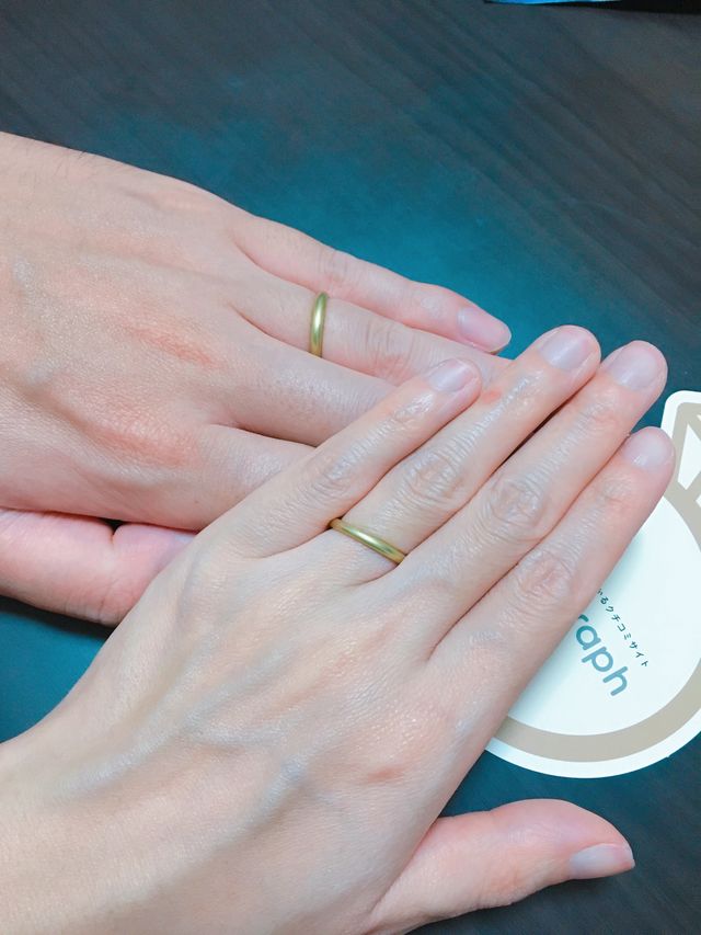 色はｸﾞﾘｰﾝｺﾞｰﾙﾄﾞ、ﾃｸｽﾁｬｰはﾎｰﾆﾝｸﾞです。