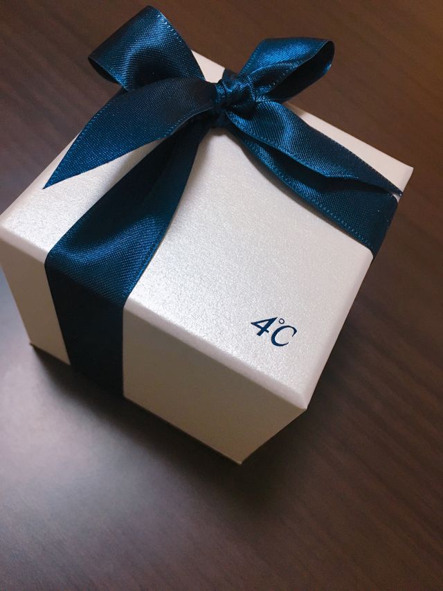 外箱にもリボンをかけてお渡ししたくださいました。