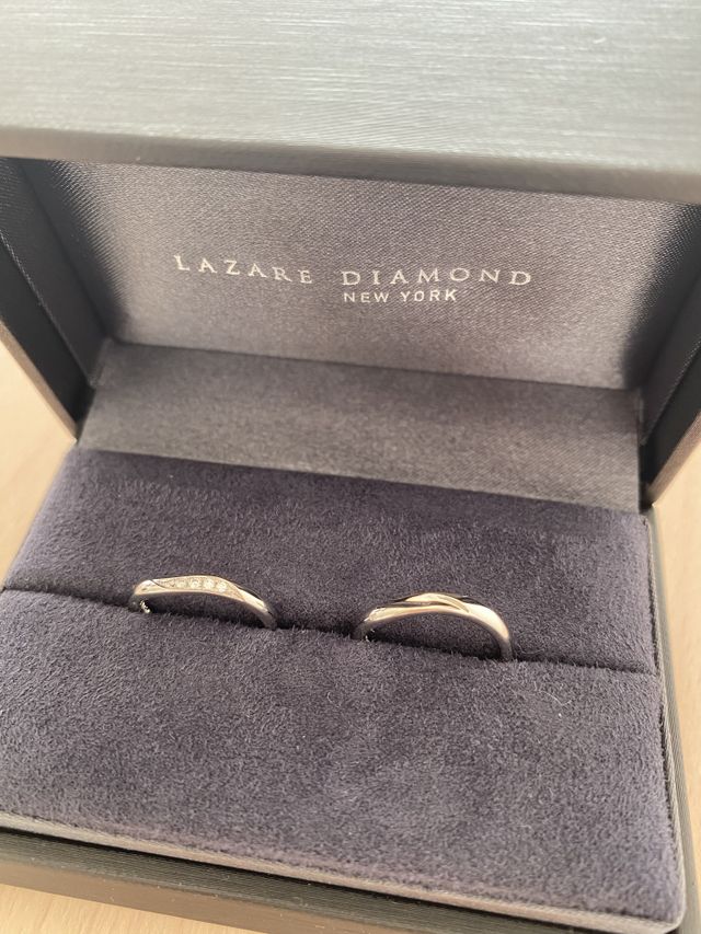 ダイヤが入っている部分が男性用はくぼみになってます。