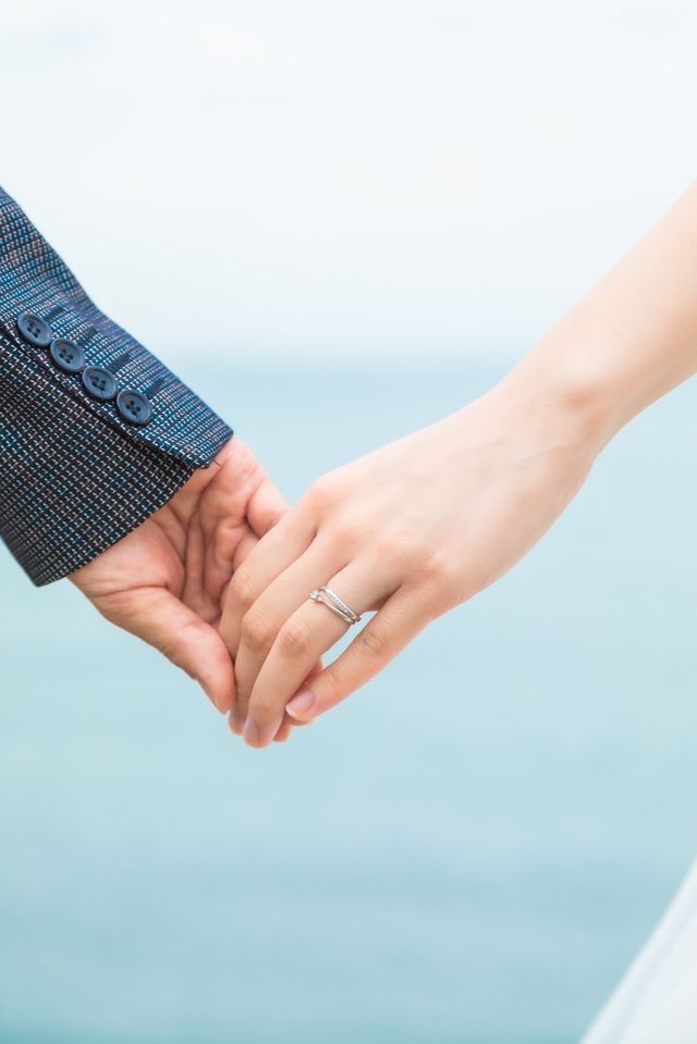 指の根本側の指輪
※大きいダイヤが着いているものは他社品