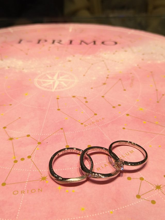 結婚指輪と並べて
撮影して頂きました。
