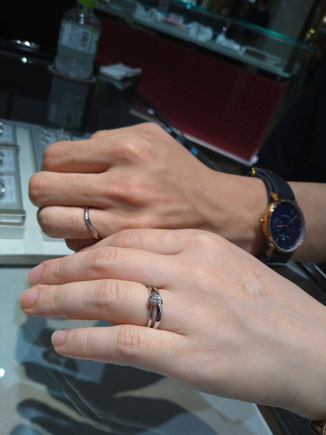 ウェーブタイプの結婚指輪でも
空間美があり本当に素敵でした。