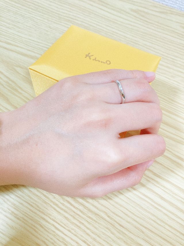 ケイウノの可愛いボックスと、指輪を着用しているところです