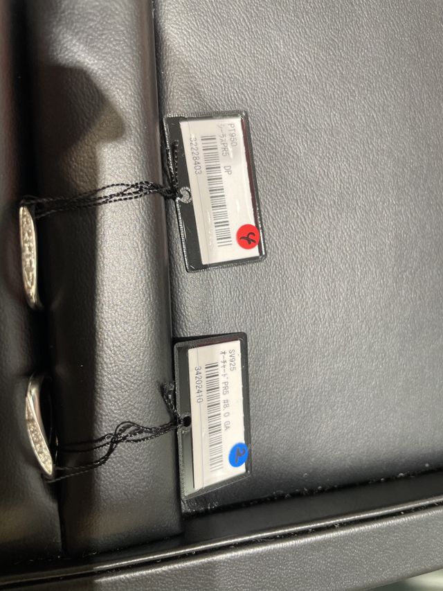 ウェーブが美しいリングです