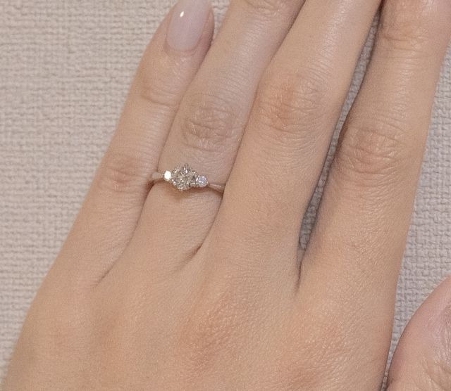 指馴染みもとてもよく、ダイヤの大きさが引き立ちます。
