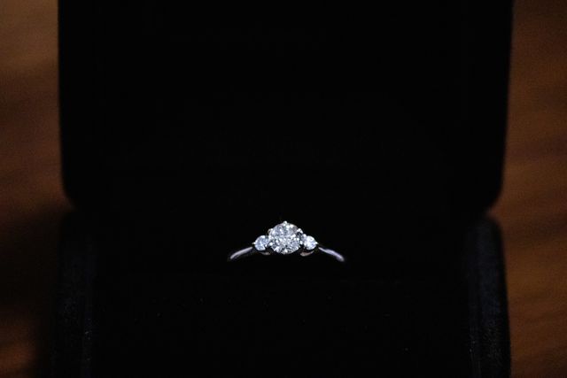 シンプルなデザインと細身のアームが重ね付けしやすいです。