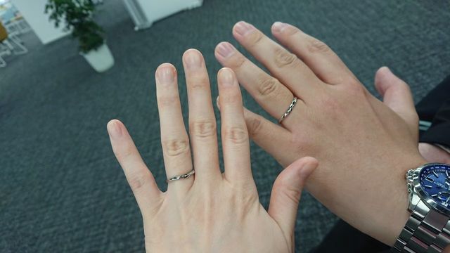 左が女性、右が男性