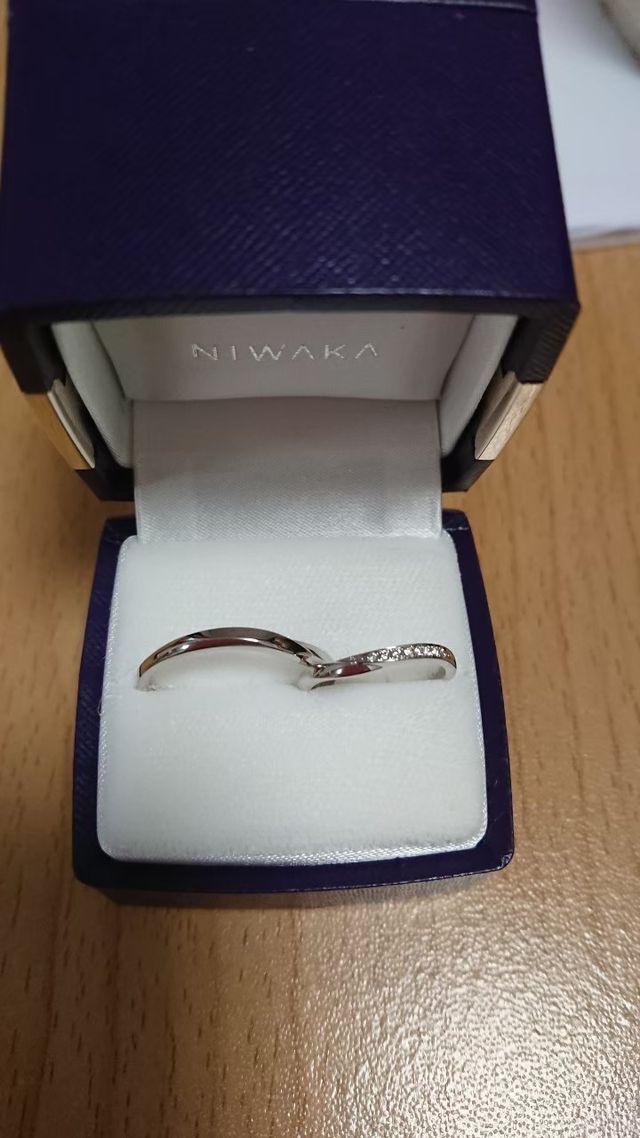 右が女性、左が男性