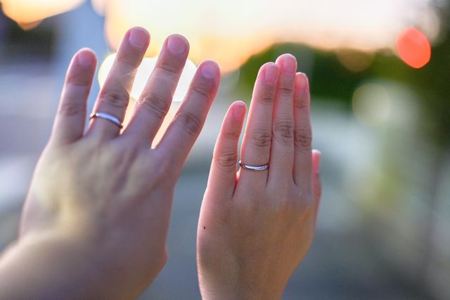 指輪ができあがり初めて2人でつけた写真