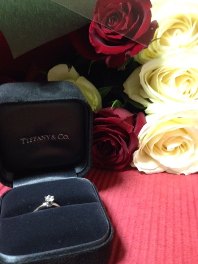 バラの花束と一緒に指輪をもらってプロポーズされました！