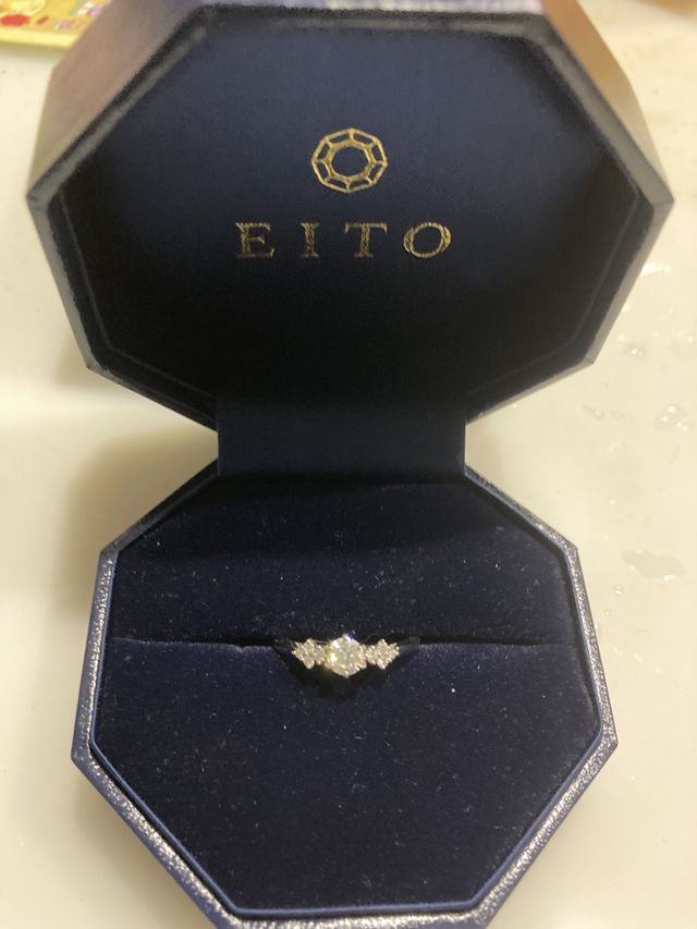 真ん中に粒ダイヤその左右に小粒のダイヤをあしらった指輪