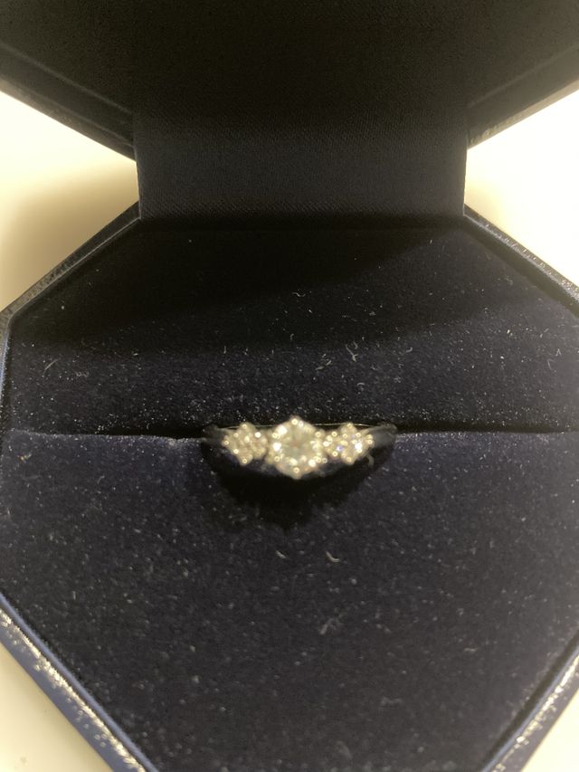 真ん中0.42カラット左右0.2カラット