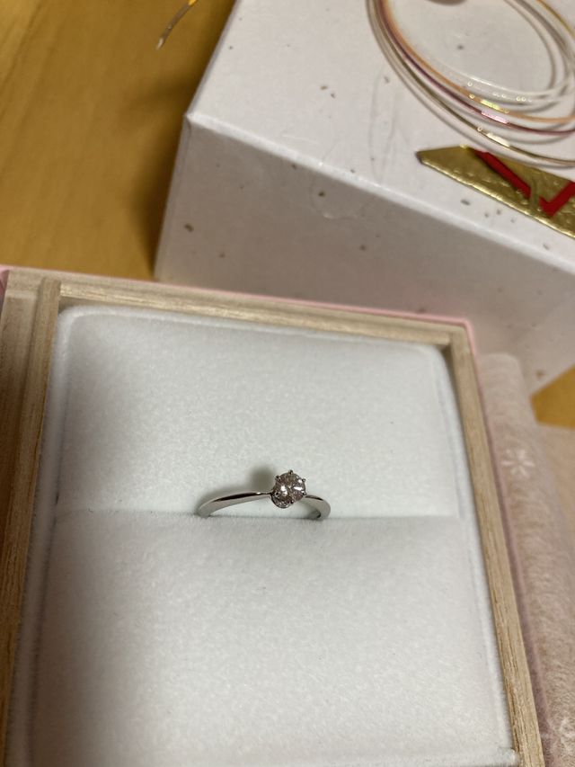 シンプルかつ一粒ダイヤが縦に長く入っています。